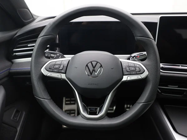 VOLKSWAGEN Passat SW (2024) — foto 14 van 21