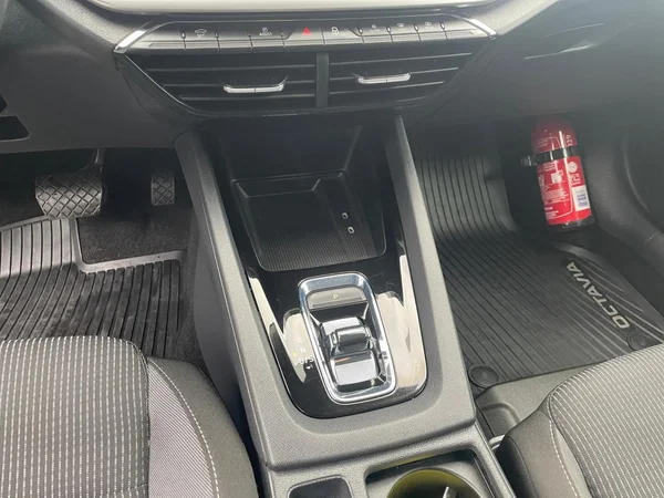 SKODA Octavia Combi (2023) — foto 2 van 21