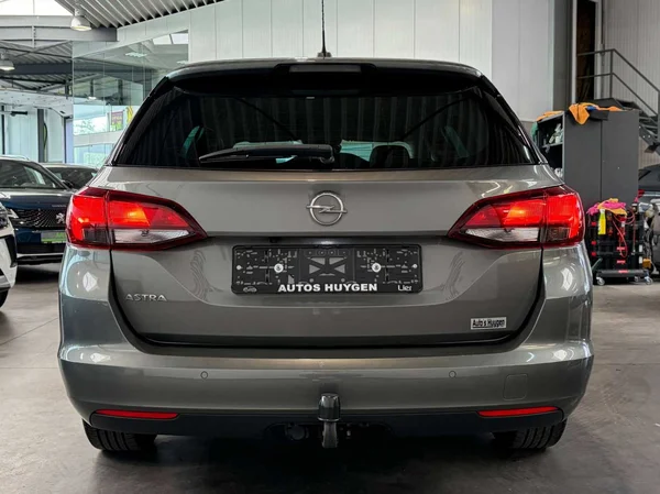 Opel Astra Sports Tourer (2021) — foto 12 van 18