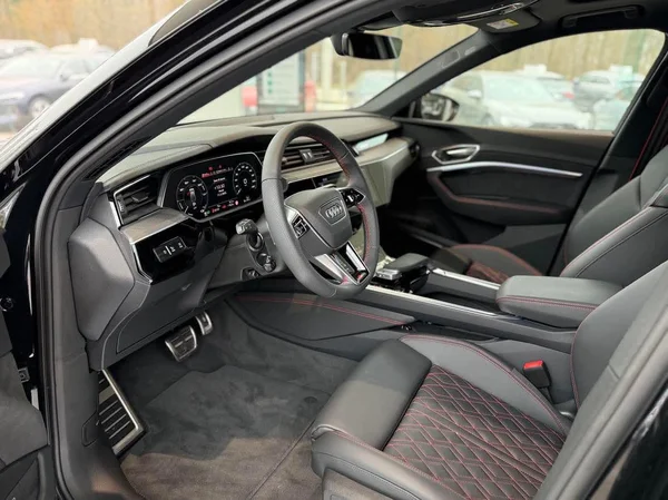 AUDI Q8 Sportback e-tron (2025) — foto 7 van 12