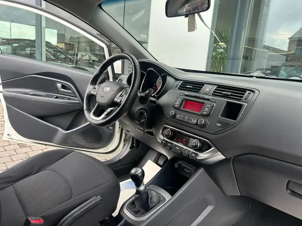 Kia Rio (2013) — foto 3 van 18