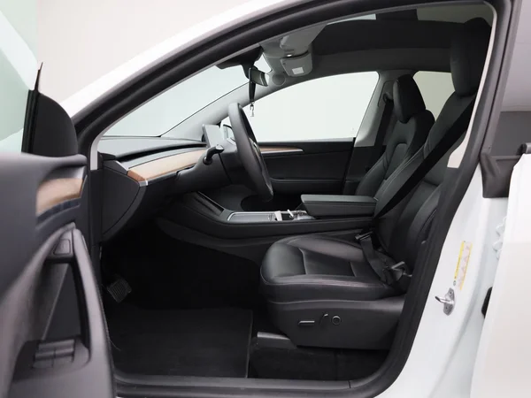 Tesla Model Y (2023) — foto 3 van 43