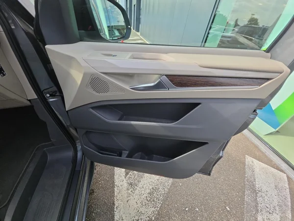 VOLKSWAGEN Multivan T7 (2023) — foto 9 van 24