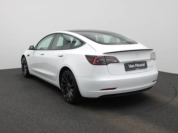 Tesla Model 3 (2022) — foto 12 van 40