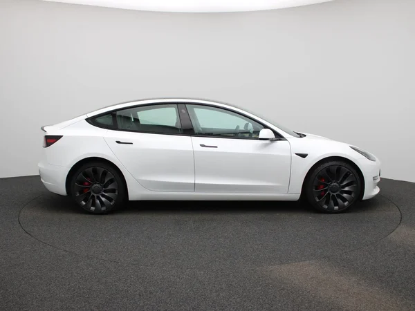 Tesla Model 3 (2022) — foto 37 van 40