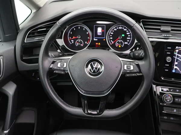 VOLKSWAGEN Touran (2021) — foto 7 van 28