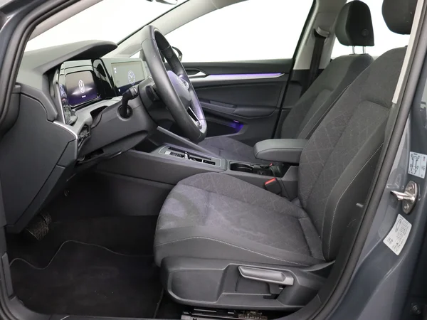 VOLKSWAGEN Golf (2023) — foto 2 van 28