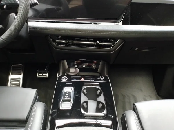 AUDI Q6 e-tron (2025) — foto 9 van 24