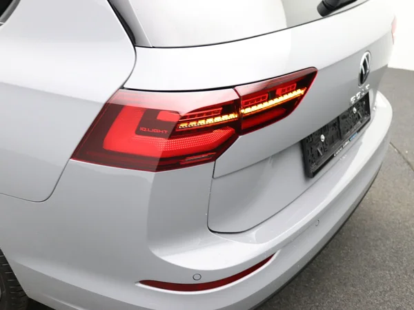 VOLKSWAGEN Golf VIII SW (2024) — foto 2 van 26