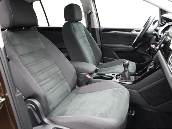 VOLKSWAGEN Touran (2017) — foto 18 van 23