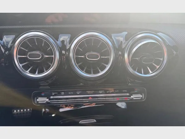 Mercedes-Benz CLA 180 (2022) — foto 17 van 28