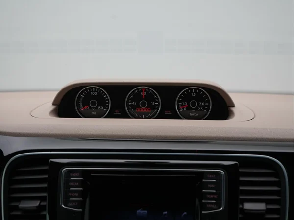 VOLKSWAGEN Beetle Cabriolet (2015) — foto 15 van 39