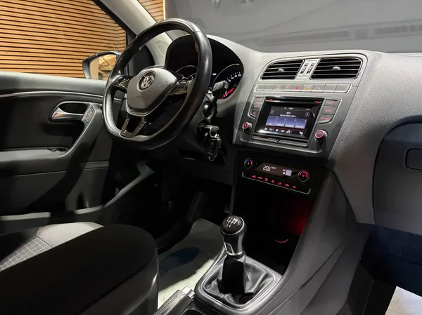 Volkswagen Polo (2016) — foto 8 van 23