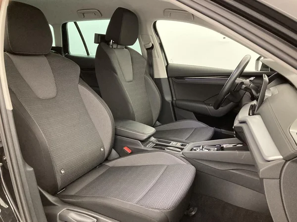 SKODA Octavia Combi PHEV (2022) — foto 5 van 36