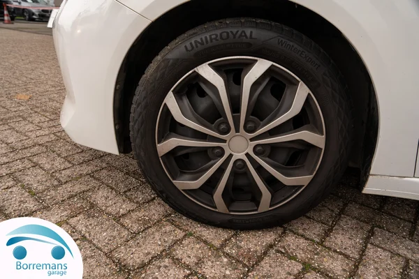 Peugeot 208 (2021) — foto 2 van 38