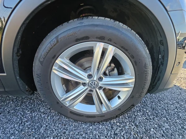 VOLKSWAGEN Tiguan (2019) — foto 17 van 24