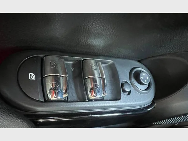 MINI Mini 5 Doors (2018) — foto 14 van 25