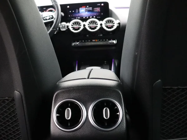 Mercedes-Benz GLA (2022) — foto 9 van 24