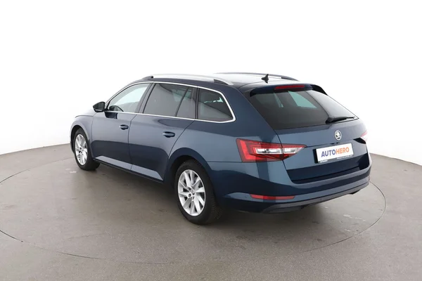 Skoda Superb (2018) — foto 10 van 16
