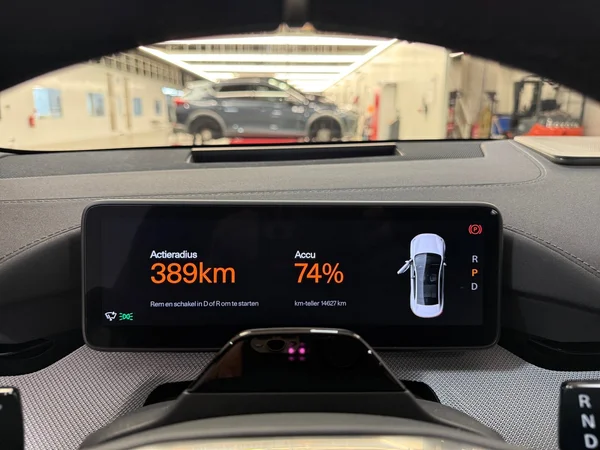 Polestar 4 (2025) — foto 8 van 32