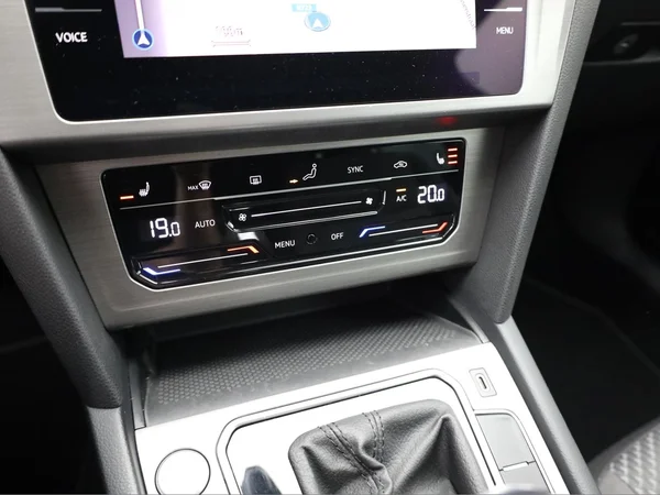 VOLKSWAGEN Passat SW (2021) — foto 16 van 19