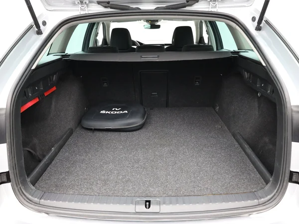 SKODA Octavia Combi PHEV (2024) — foto 19 van 21