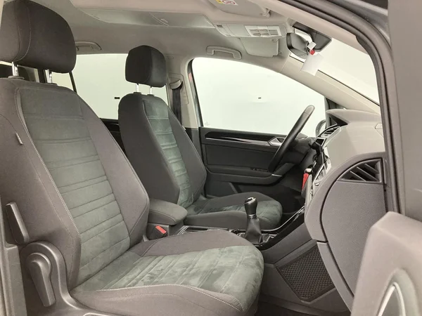 VOLKSWAGEN Touran (2019) — foto 22 van 36