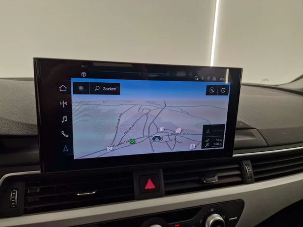 Audi A4 (2023) — foto 7 van 16
