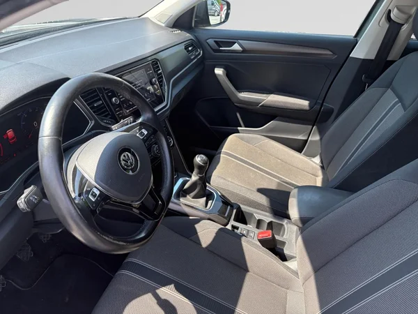 VOLKSWAGEN T-Roc (2018) — foto 24 van 24
