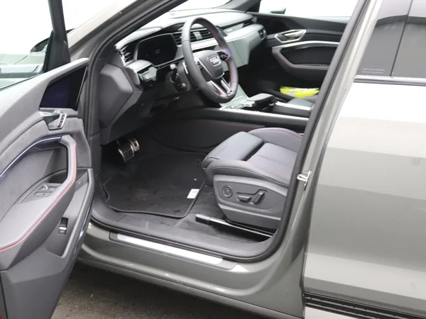 AUDI Q8 e-tron Sportback (2024) — foto 18 van 33