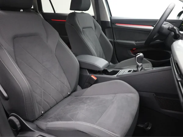 VOLKSWAGEN Golf VIII SW (2024) — foto 14 van 19