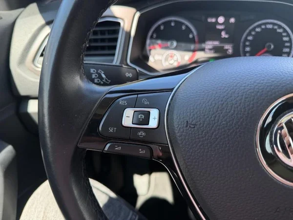 VOLKSWAGEN T-Roc (2019) — foto 10 van 24