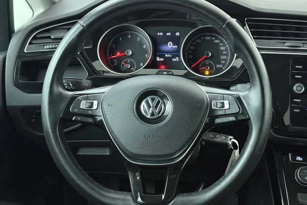 Volkswagen Touran (2019) — foto 2 van 20