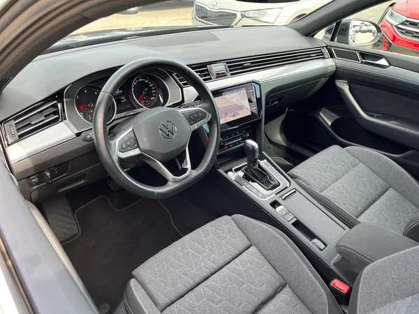 VOLKSWAGEN Passat Variant (2024) — foto 2 van 23