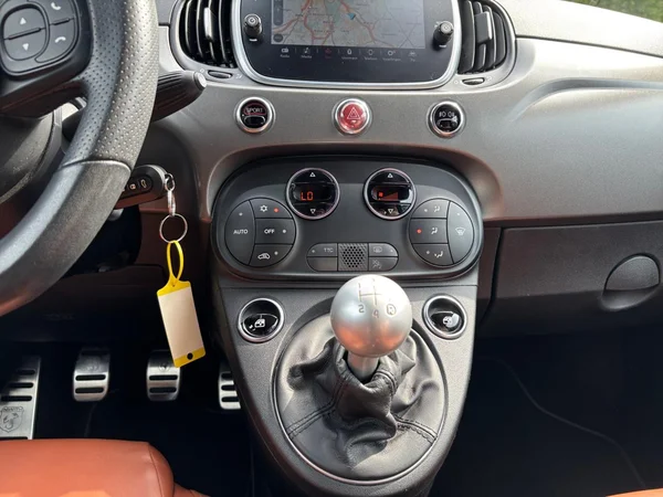 ABARTH 595C (2019) — foto 3 van 24