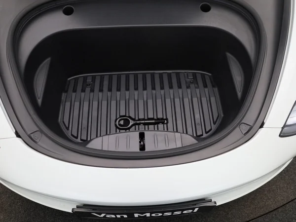Tesla Model 3 (2022) — foto 25 van 40