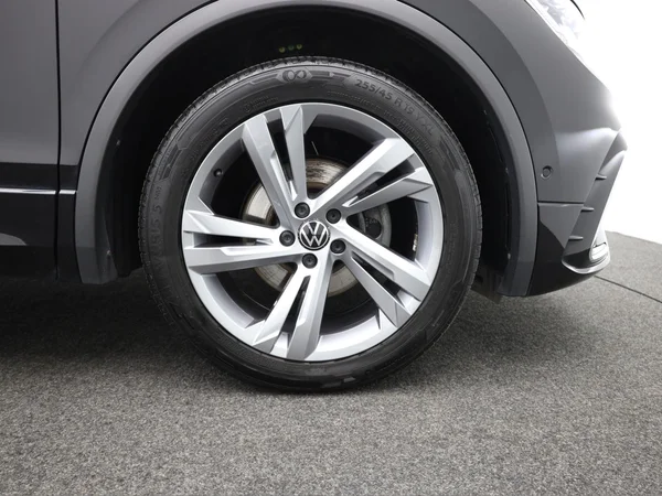 VOLKSWAGEN Tiguan (2021) — foto 16 van 23