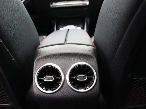 Mercedes-Benz GLB (2021) — foto 13 van 27