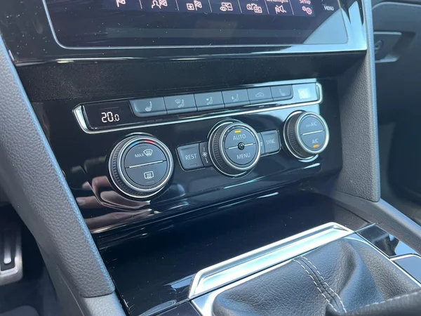 VOLKSWAGEN Passat (2018) — foto 8 van 22