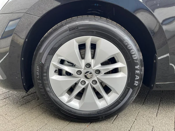 SKODA Octavia Combi (2024) — foto 2 van 20