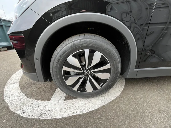 VOLKSWAGEN Tiguan (2025) — foto 15 van 24