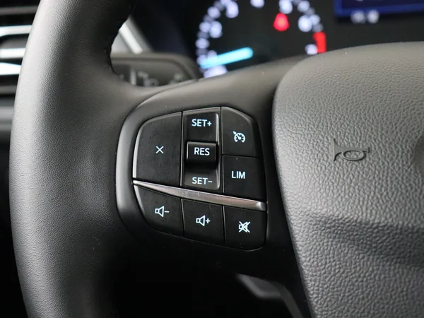 FORD Kuga (2024) — foto 9 van 28