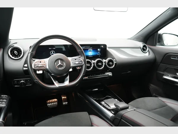 MERCEDES-BENZ GLA 180 (2021) — foto 15 van 28