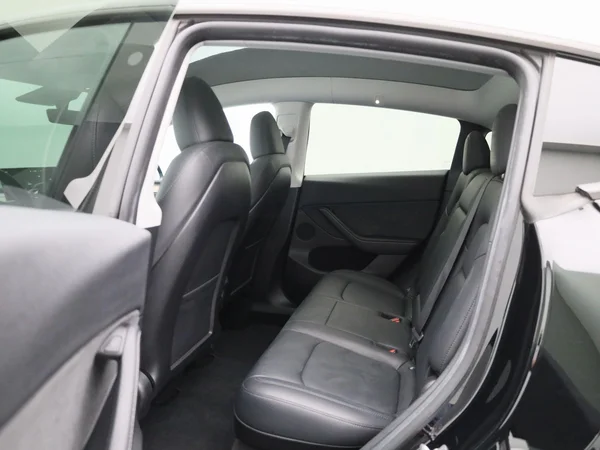 Tesla Model Y (2023) — foto 39 van 39