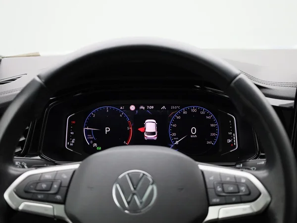Volkswagen T-Roc (2023) — foto 2 van 48