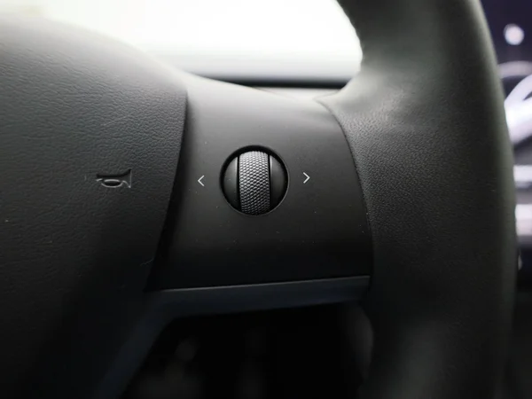 Tesla Model Y (2024) — foto 13 van 46
