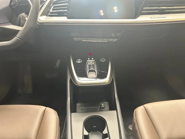 AUDI Q4 e-tron (2025) — foto 6 van 16