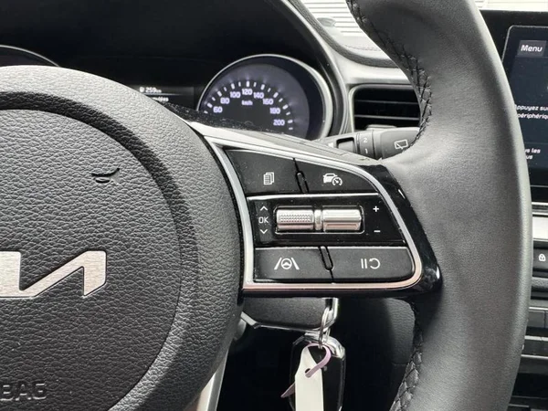 KIA XCeed (2023) — foto 10 van 26