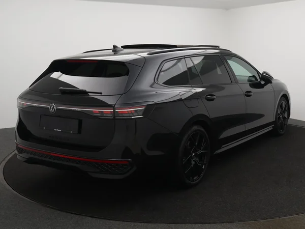 VOLKSWAGEN Passat SW (2024) — foto 12 van 31