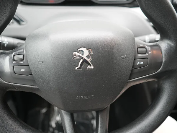 PEUGEOT 208 (2016) — foto 9 van 21